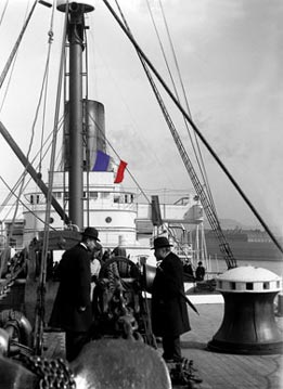 Paquebot - Sur le gaillard d'avant: Cabestan, Guindeau, Chaine de mouillage