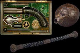 Pistolet en coffret - Matraque dit "de bosco" en fanon de baleine - Poire à poudre, noix de coco sculptée