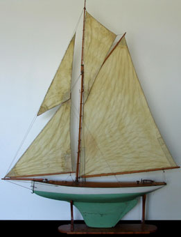 Bateau jouet Voilier de bassin cotre circa 1930