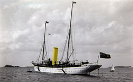 Yacht au mouillage dans la baie de Saint Malo - Cézembre - Harbour