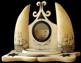 Scrimshaw - Porte montre - 2 Dents de cachalot gravées à l'aiguille de voiliers